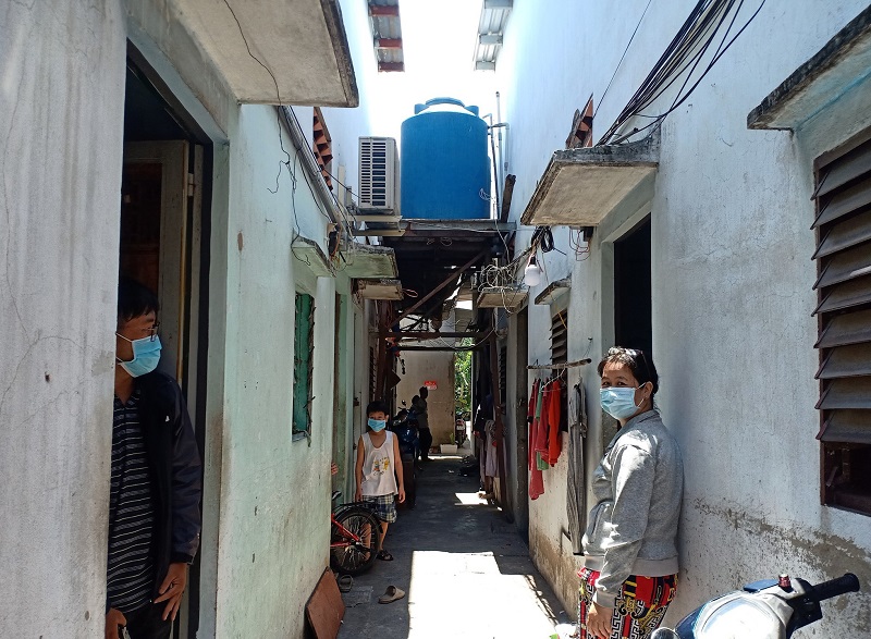 nguoi ngheo giua tam dich