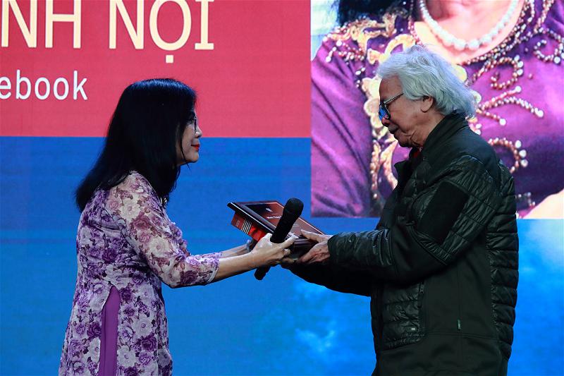 mttn nhan giai vinh danh tac gia vvnm 2023 tu nha van cung tich bien