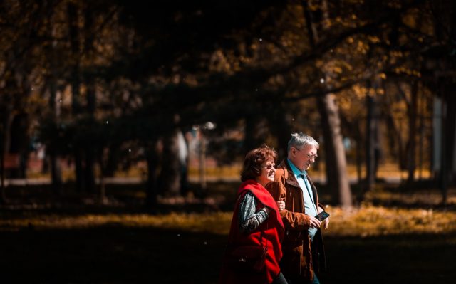 Nhung nguoi doc than lon tuoi Alex Blajan Unsplash 640x399