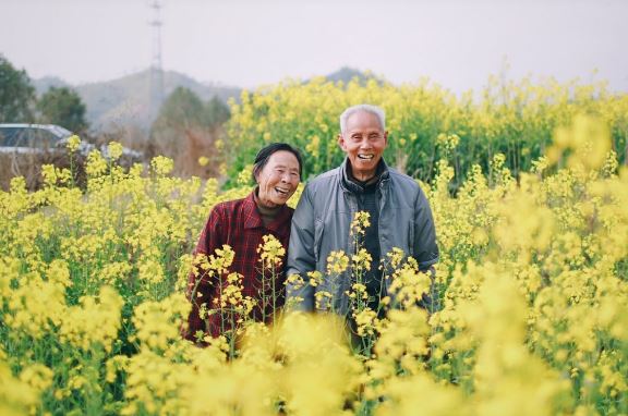 Nhung nguoi doc than lon tuoi Alex Blajan Unsplash